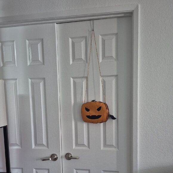 🎁3/$30🎁  Tattered Pumpkin Jack-o-lantern Face Crossbody Bag W Gold Chain - Picture 3 of 7